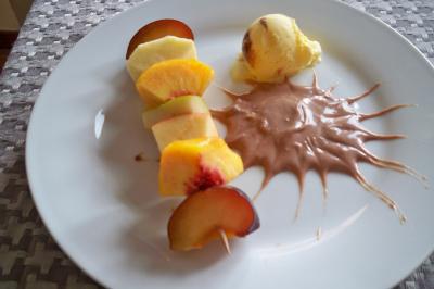 Brocheta de frutas con yogur y helado