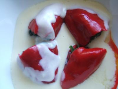 Pimientos rellenos de espinacas y gambas con bechamel