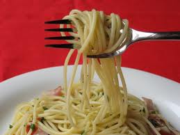 spaghetti con salsa roquefort